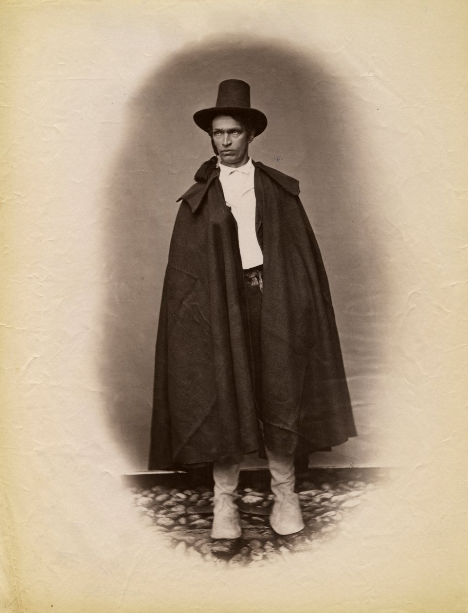 Köpenyt és kalapot viselő fiatalember, Parre, Lombardia, Olaszország, fényképe: Premiata Fotografia Taramelli, Bergamo alkotó: Italian Photographer
