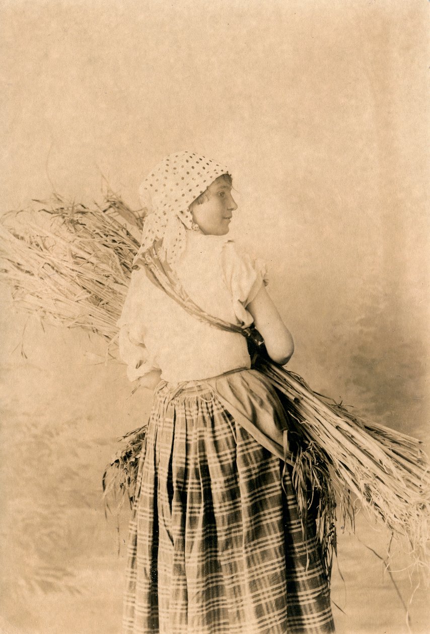Fiatal parasztasszony hagyományos ruhát visel, Lucera, Apulia, Olaszország, R Manfredonia fotója, Lucera, 1900 körül alkotó: Italian Photographer
