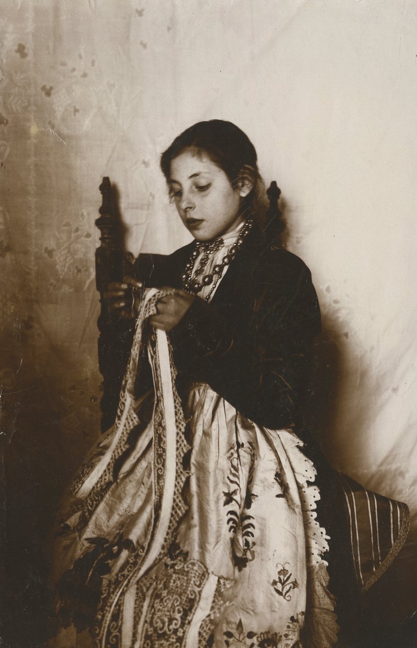 Fiatal nő varr, Toszkána, Olaszország, 1910 körül alkotó: Italian Photographer