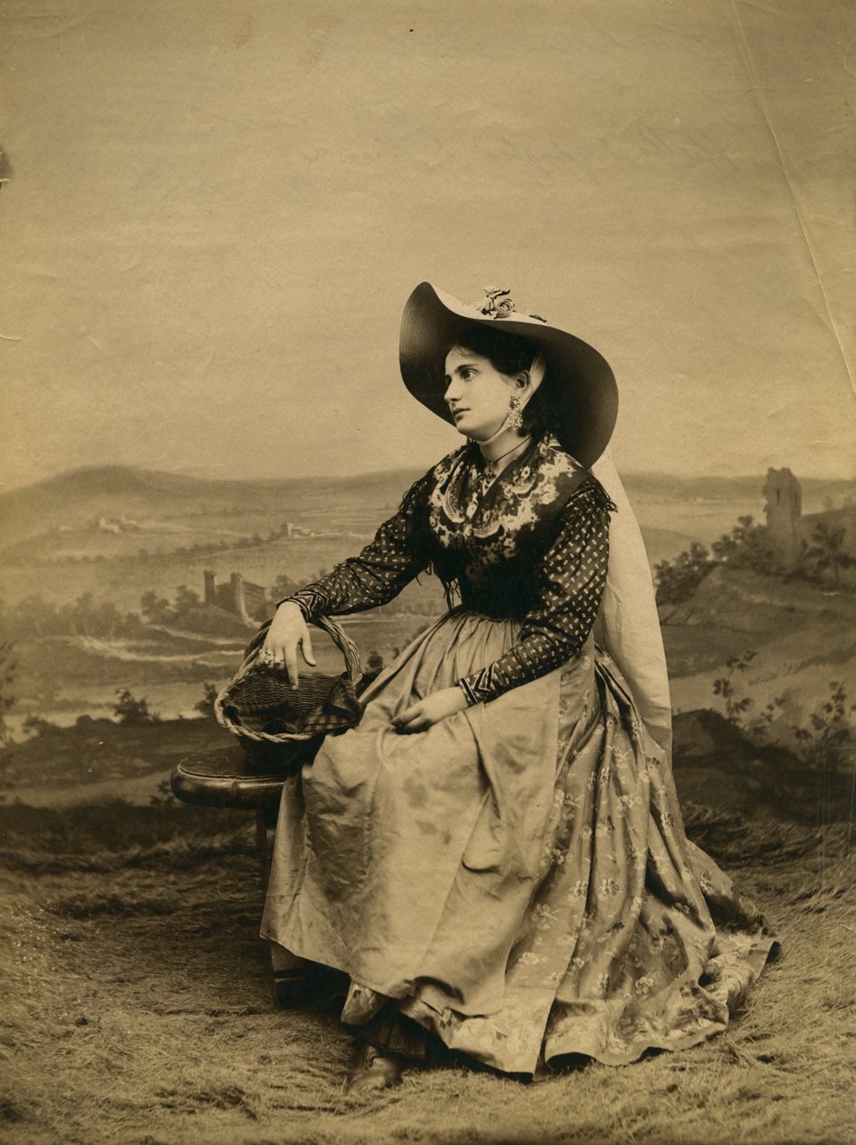 Fiatal nő ruhát és szalmakalapot visel Siena vidékéről, Toszkána, Olaszország, Paolo Lombardi fényképe, Siena, 1890 körül alkotó: Italian Photographer