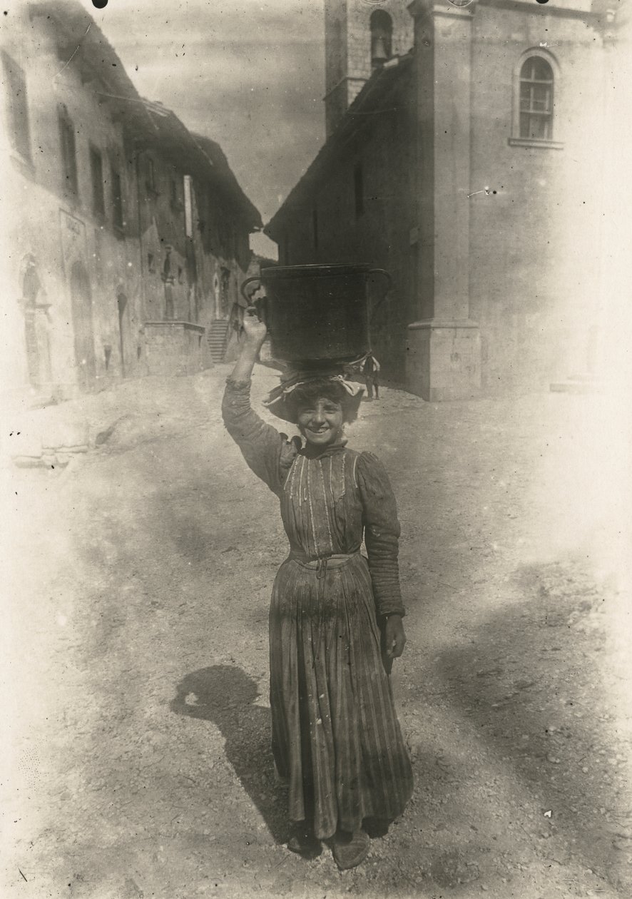 Fiatal nő hagyományos ruhát visel, Roccaraso, Abruzzo, Olaszország, 1905 körül alkotó: Italian Photographer