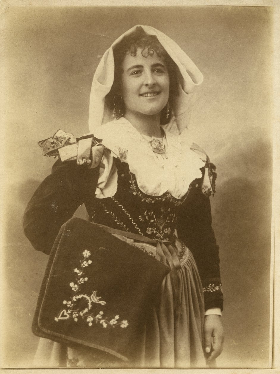 Fiatal nő hagyományos ruhát és fejdíszt visel, Abruzzo, Olaszország alkotó: Italian Photographer