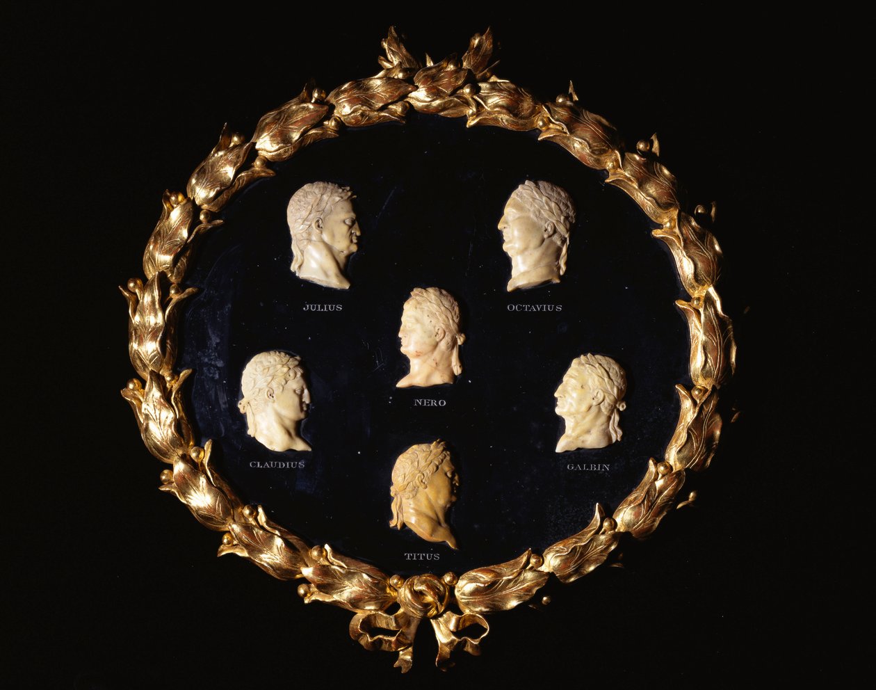 A római császárok hat olasz sienai márvány domborműves mellszobra, Octavius, Galbin, Titus, Claudius, Julius és Nero névvel bevésve. alkotó: Italian School