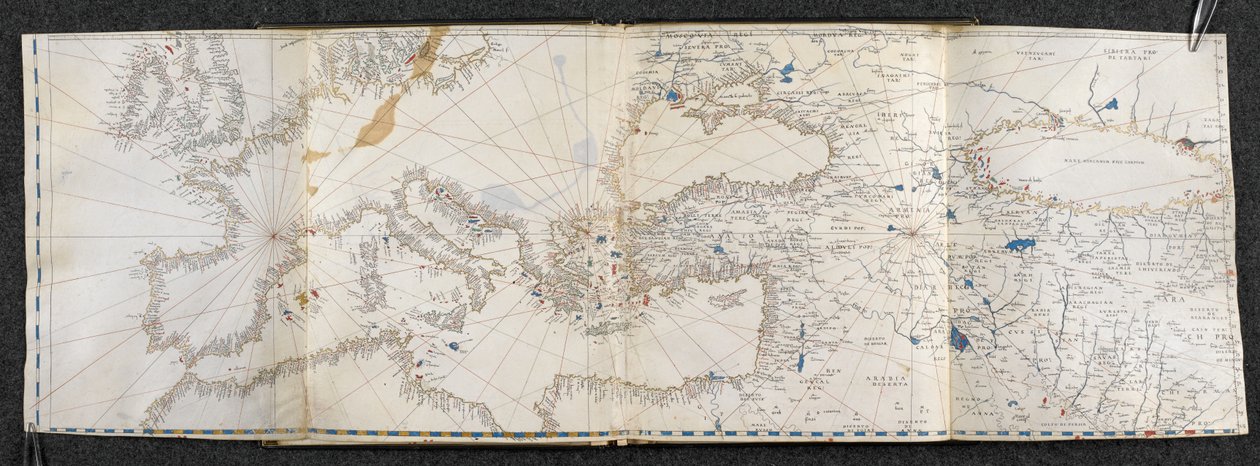 Hozzáadás. 21592, f.1r Európa és Ázsia térképe. Portolano, huszonegy térképen, mindkét félteke országairól (vellum) alkotó: Italian School