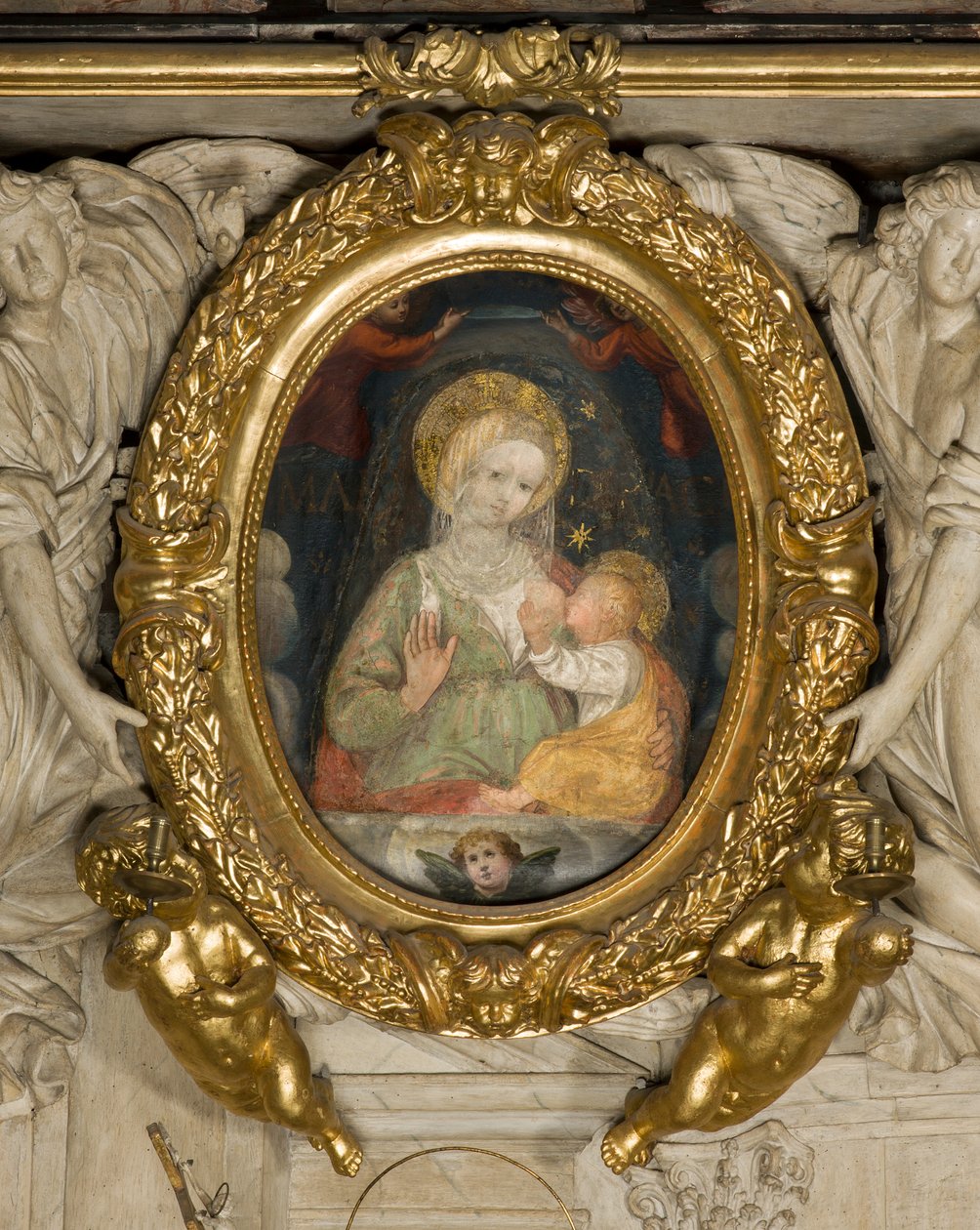 Szent Eusebius oltár, Békés Szűzanya freskó 15. század, 1622-ben angyalokkal beillesztve a keretbe alkotó: Italian School