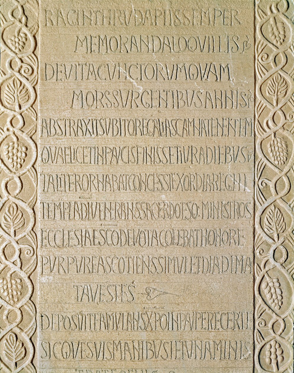 A középkor régészete (középkor). Lombardia barbár művészete: Ragnetrude (Raginthruda) királynő sírköve 740-750-ből származik. lombard művészet. Pavia, Polgári Múzeum, Régészeti részleg (Pavia, Musei Civici, Sezione Archeologia). alkotó: Italian School