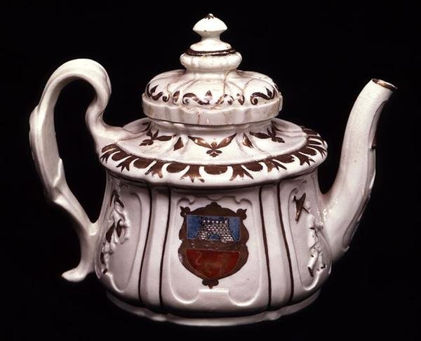 Armorial teáskanna, Vezzi gyár, Velence alkotó: Italian School