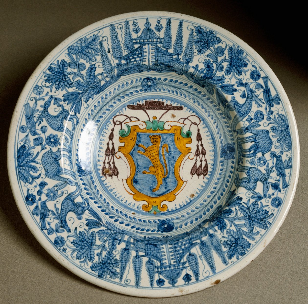 Bíboros címere. Az olaszországi Derutában gyártott kerámialap. 1620 Firenze környékén, Bargello Nemzeti Múzeum alkotó: Italian School