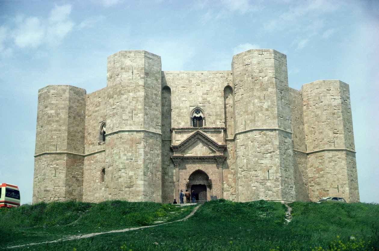 A Castel del Monte II. Frigyes császár (1194-1250) uralkodása alatt épült, 1240-50 körül alkotó: Italian School