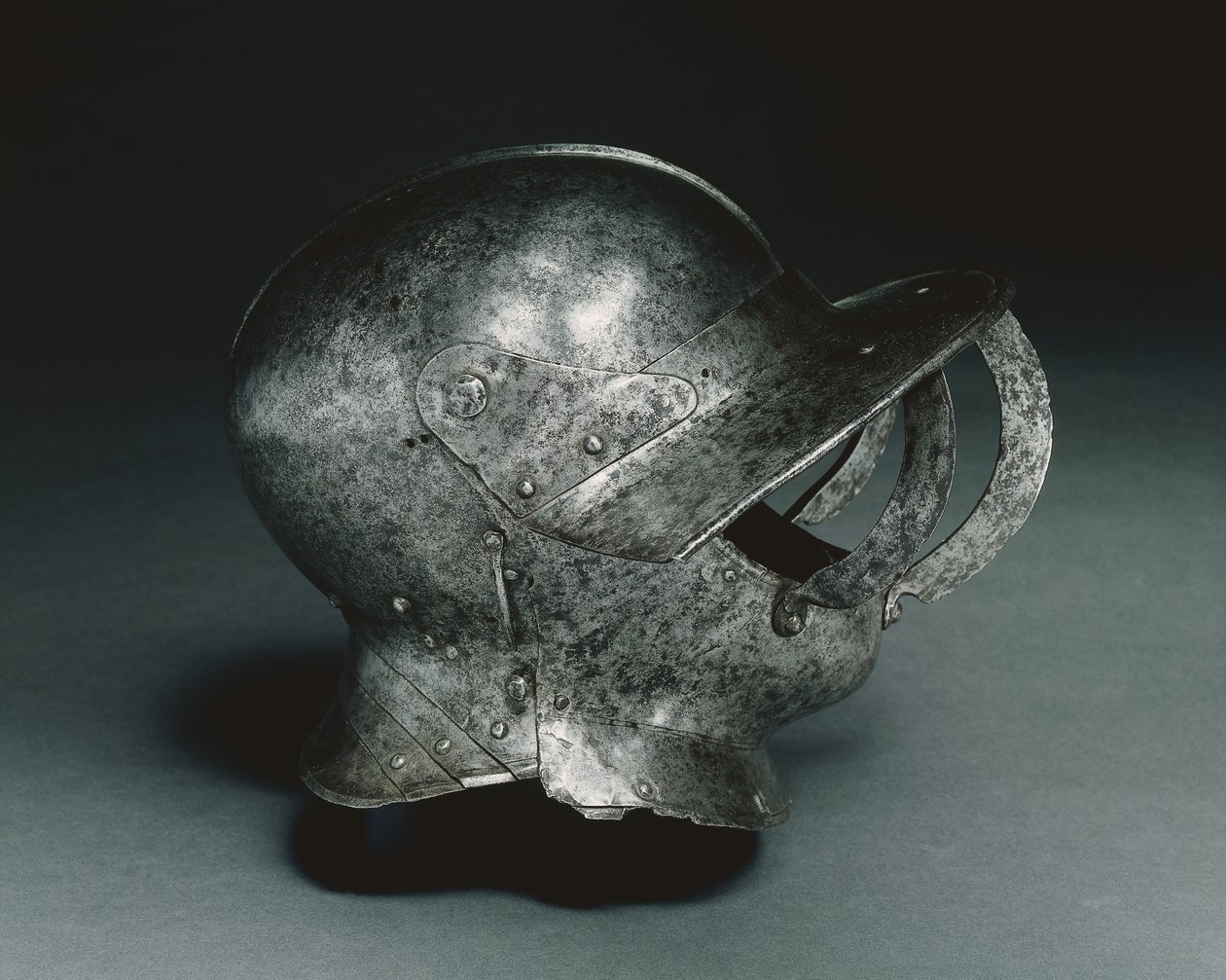 Zárt bordó sisak, 1500-as évek eleje alkotó: Italian School
