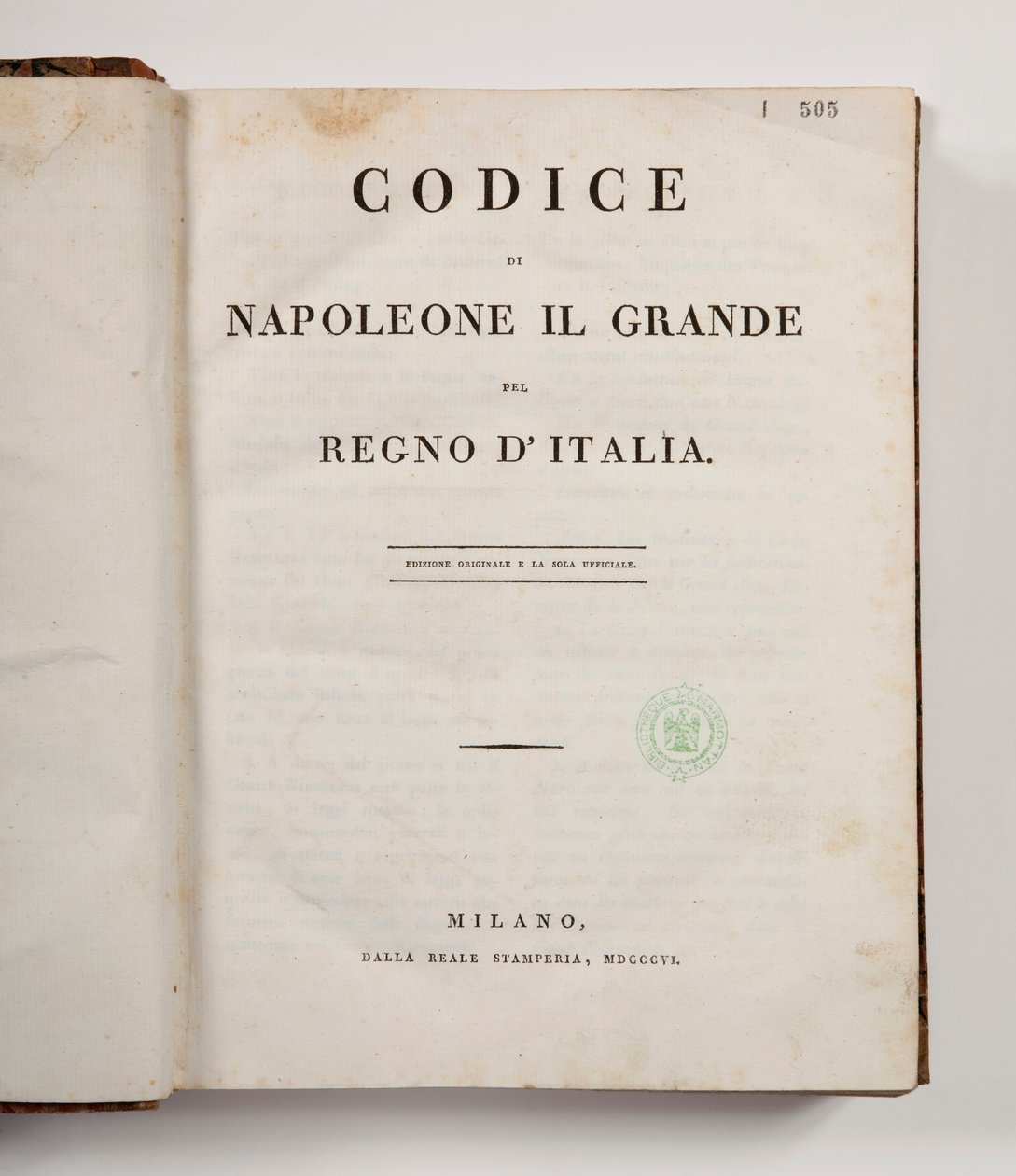 Nagy Napóleon törvénykönyve az olasz királyság számára, megnyitva a címlapon, megjelent Milan, dalla reale Stamperia, 1806 (nyomtatott papír) alkotó: Italian School