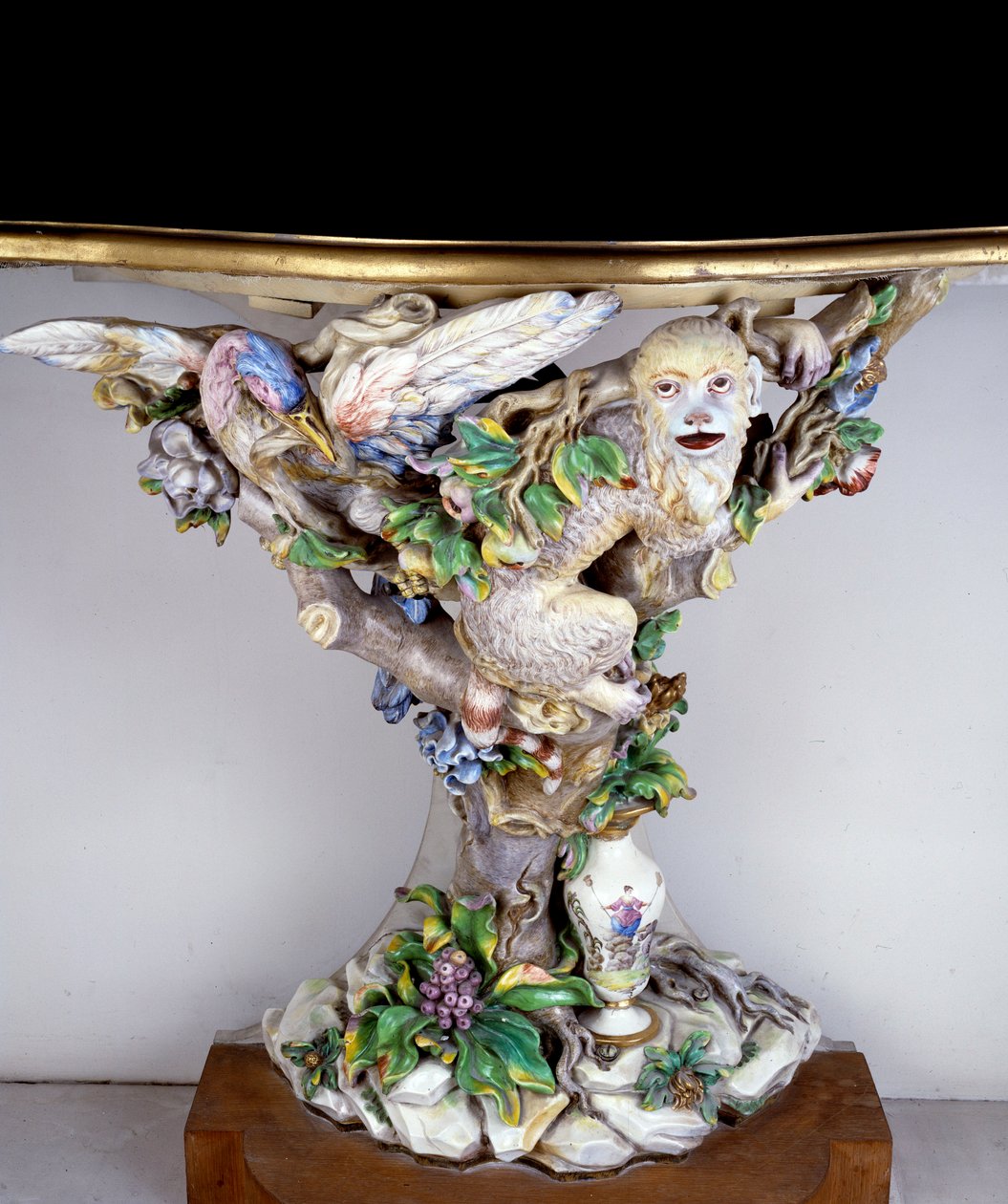 Puha porcelán konzol a Capodimonte gyártásában. 18. századi Sevres. Porcelán gyártás alkotó: Italian School