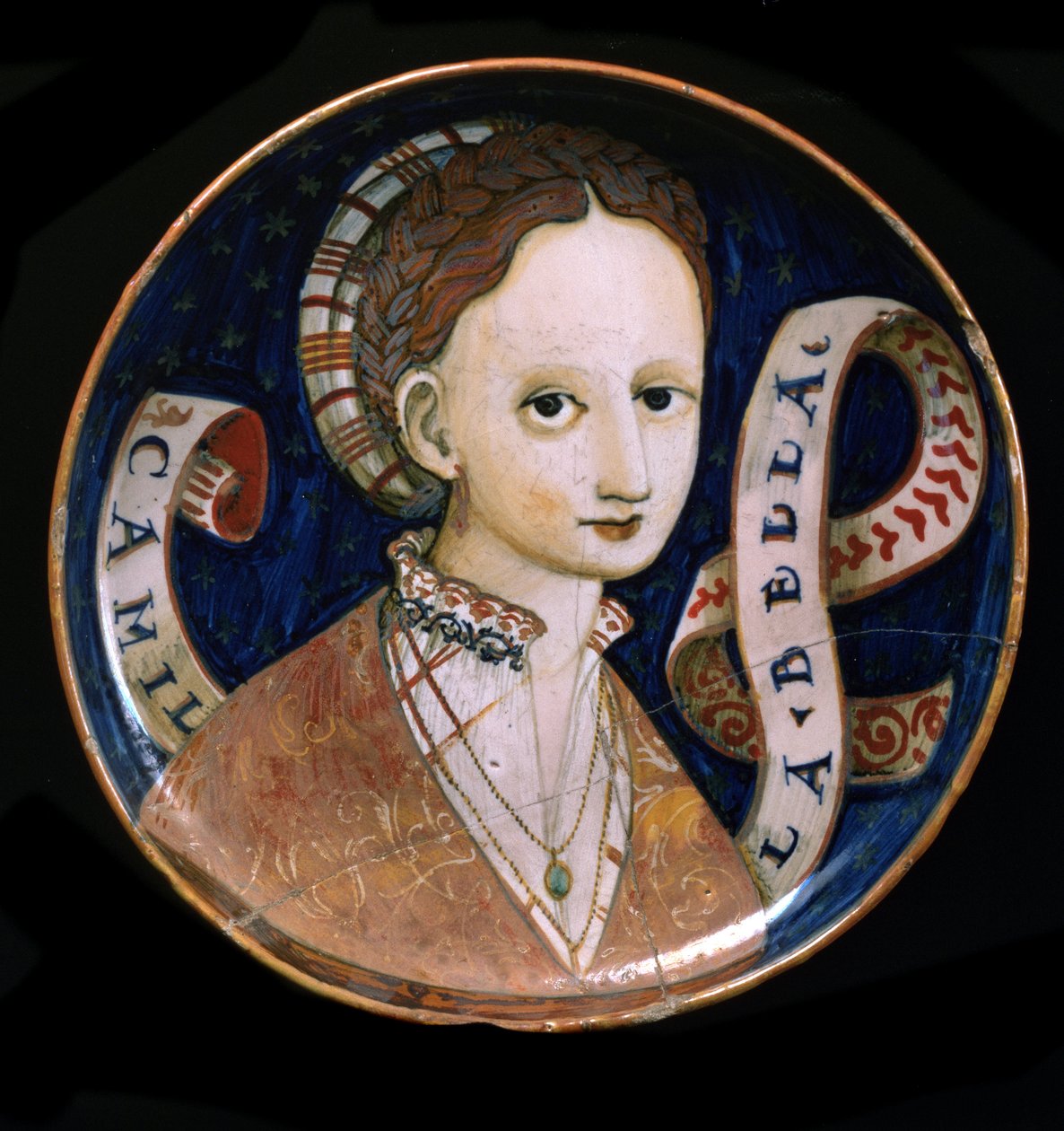 Női arccal díszített csésze (Camilla bella). Ez egy majolika tányér, amelyet a férfiak kínáltak a szeretett nőknek (coppa amatoria) 1530-1537 Átm. 21 cm Szentpétervári Ermitázs Múzeum alkotó: Italian School