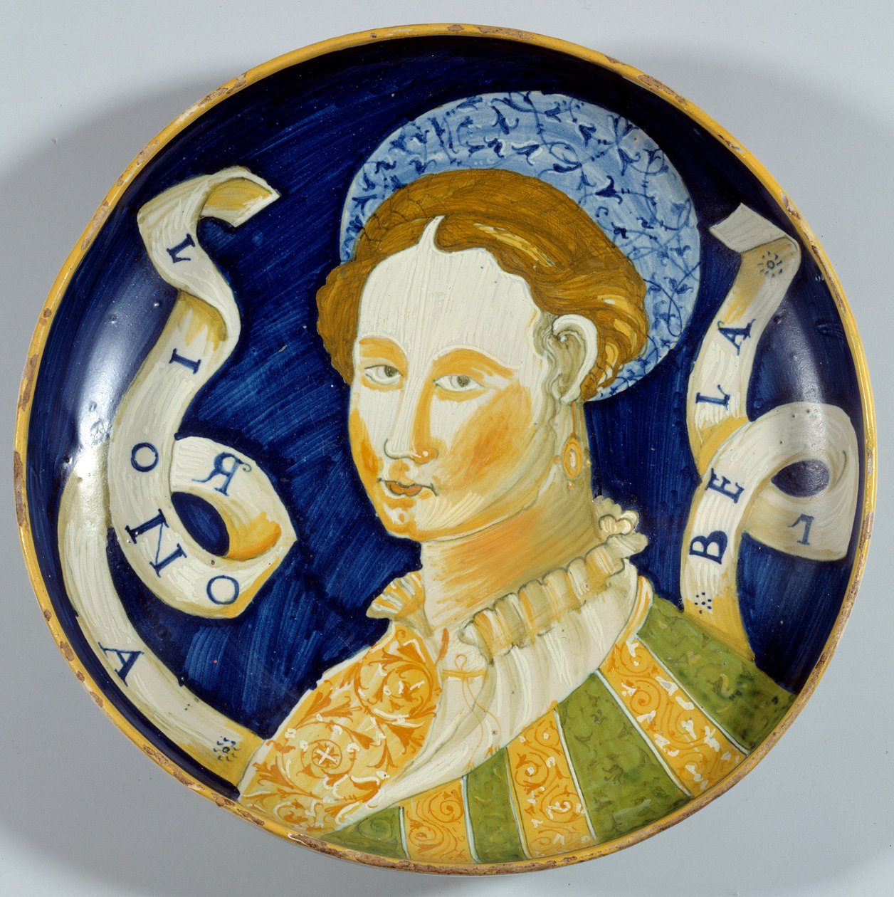 „Lionora Bella” fajansz csésze, amelyet Casteldurantében gyártottak. 16. századi Enouen, Nemzeti Reneszánsz Múzeum alkotó: Italian School