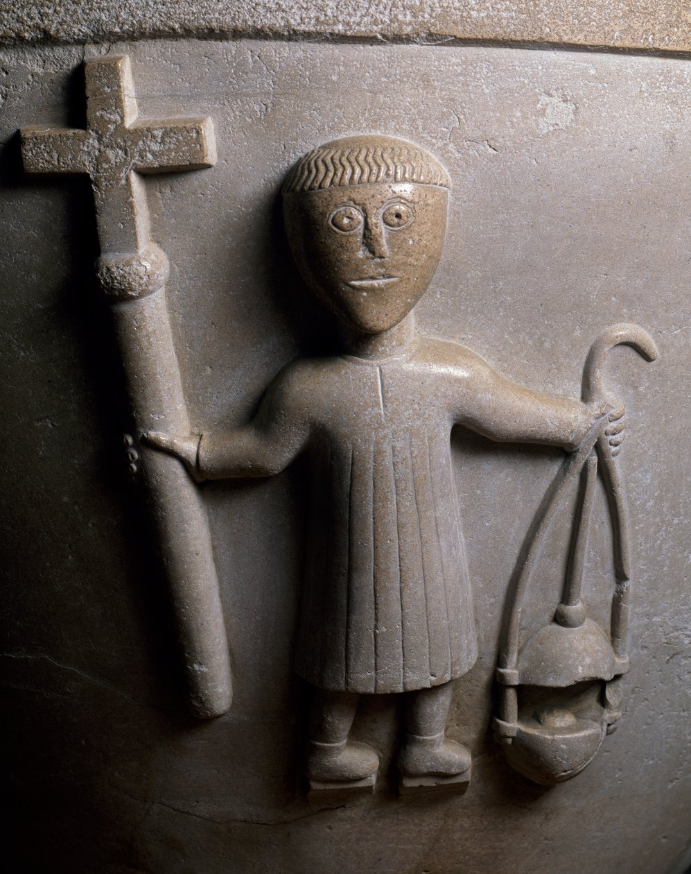 Liturgikus körmenet figurája, domborművel díszített keresztelőkút részlete, fehér mészkő, San Geminianus templom, Vicofertile, Emilia-Romagna, Olaszország alkotó: Italian School