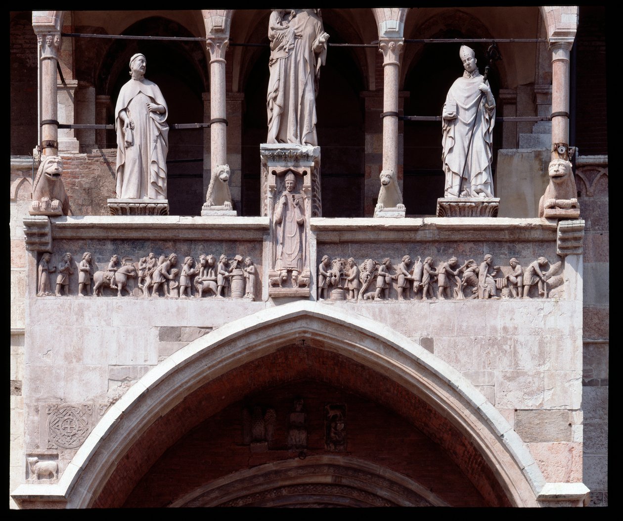 A főbejárat hónapjainak fríze (szobor alkotó: Italian School