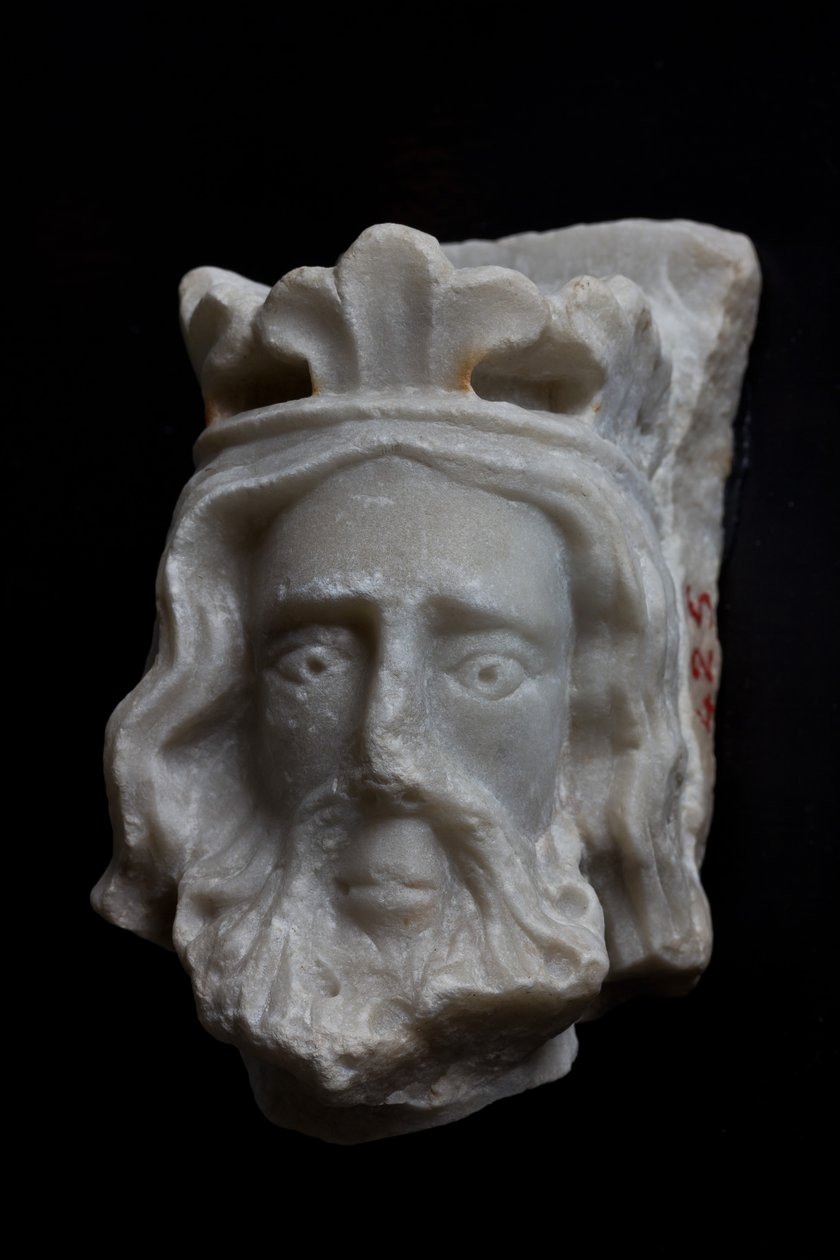 Genova, Szent Ágoston Múzeum: a koronás fej töredéke, ismeretlen észak-francia szobrásztól; XIII-XIV század alkotó: Italian School