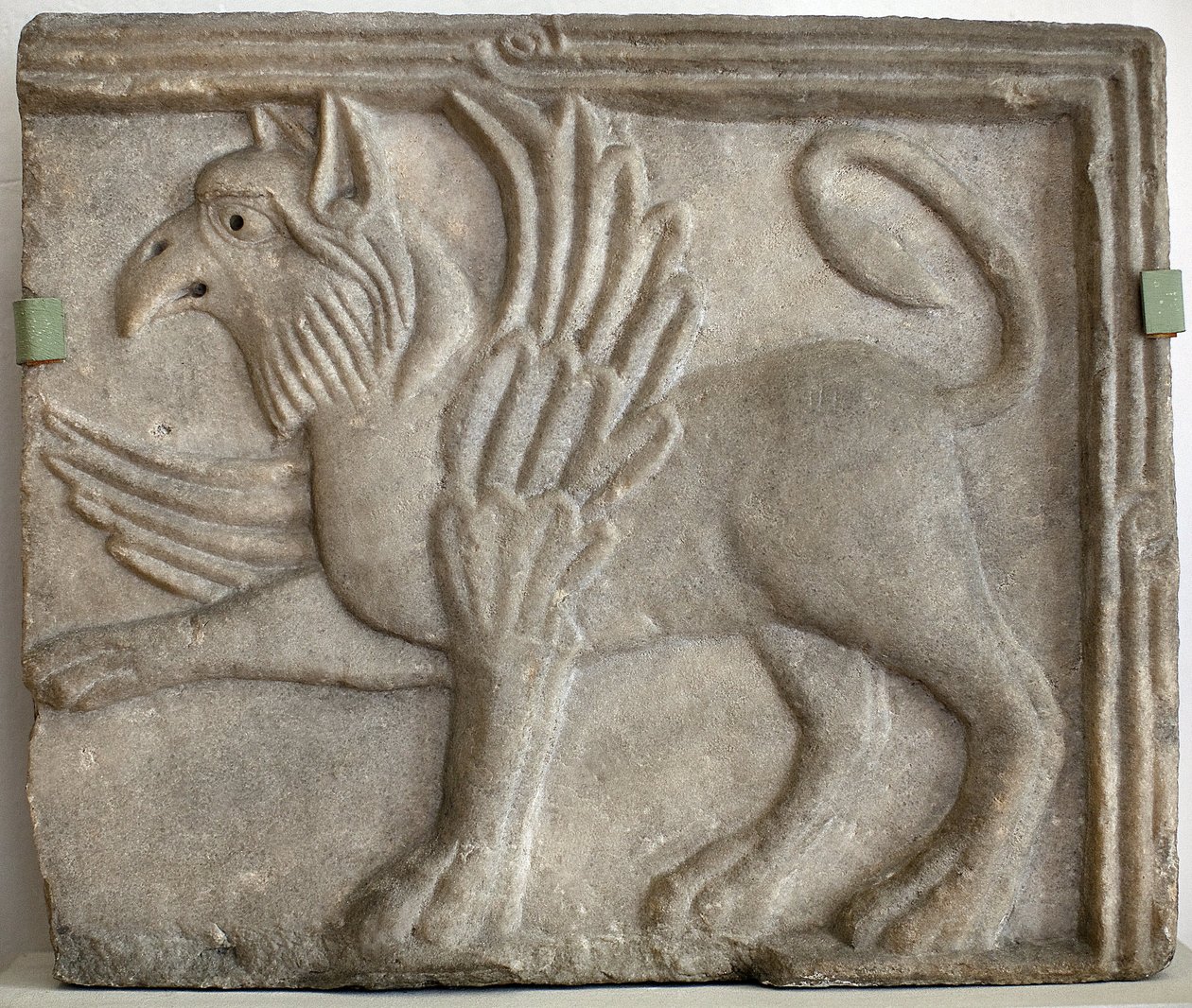 Griffon (vagy grip). Alacsony domborműves faragott, márvány, Velence (Olaszország) XII. Nemzeti Galéria, Sternberg-palota, Prága (Csehország). alkotó: Italian School