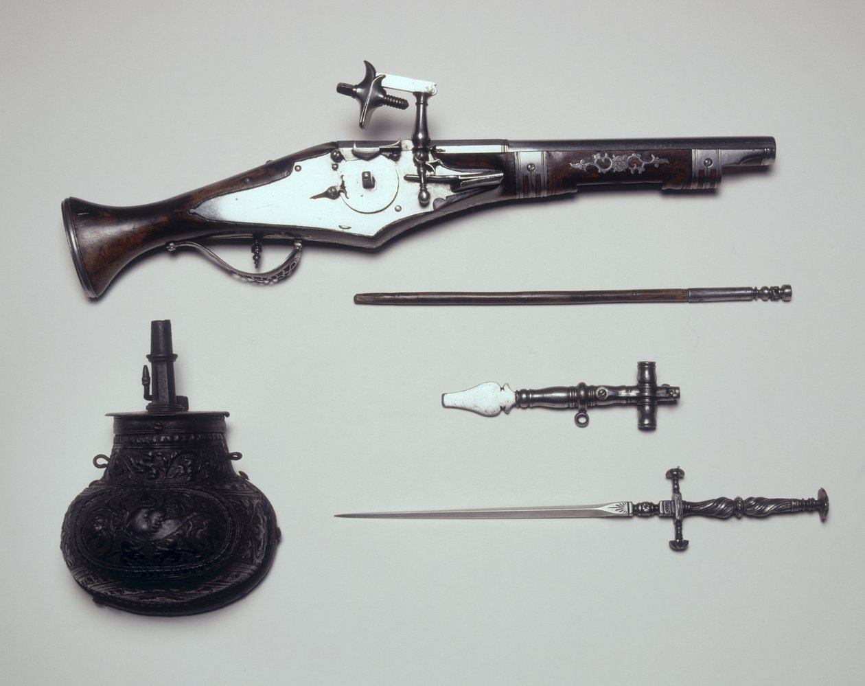 Fegyvercsoport: Wheellock pisztoly, tekercskulcs, poros lombik és tűsarkú alkotó: Italian School