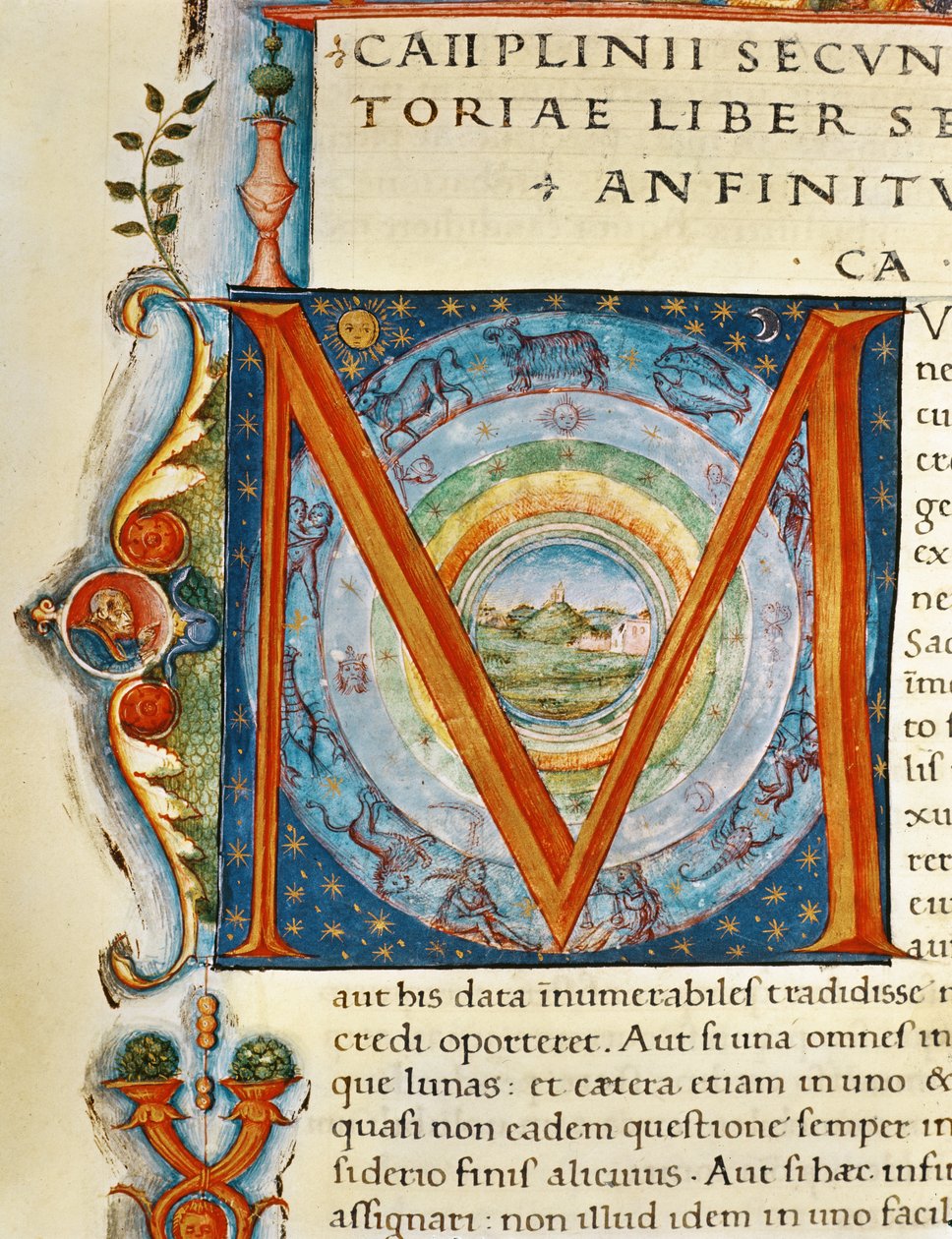 Az eget és az állatöv jeleit ábrázoló, történeti kezdetű „M” Idősebb Plinius „Naturalis Historia” című művéből (vellum) alkotó: Italian School