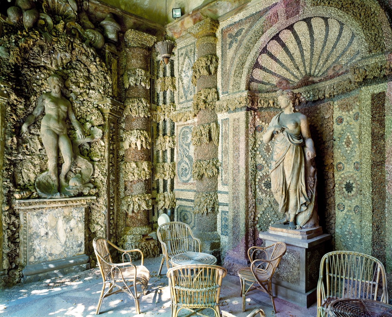 A barlang belseje, a Villa la Pietra alkotó: Italian School