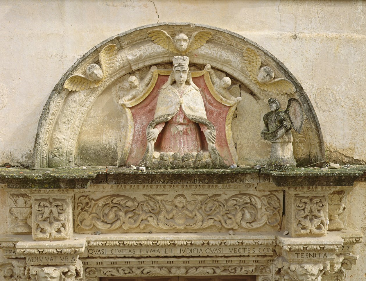 Misericordia Madonnája, a portál lunette részlete (kő) alkotó: Italian School