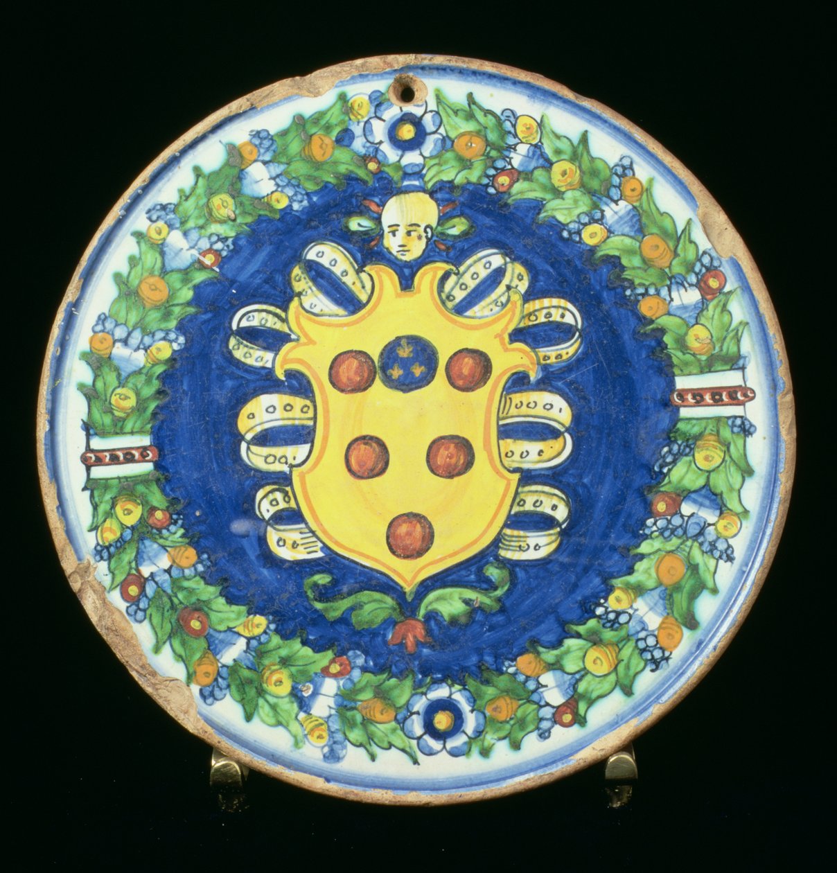 Medici-címeres Maiolica-tányér lomb- és gyümölcsszegéllyel, olasz, XVI. alkotó: Italian School