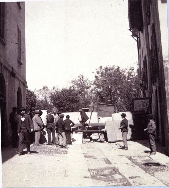 Barikádokat emelő férfiak a Porta Garibaldinál, a milánói zavargások idején, 1898. május 6-9. (fekete-fehér fotó) alkotó: Italian School