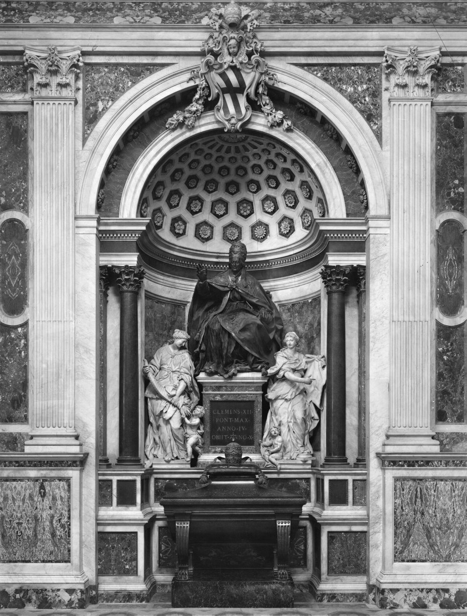 XII. Kelemen pápa (1652-1740) emlékműve porfír urnával és oszlopokkal, a Pantheonból (bronz, márvány, porfír) (f/w fotó) alkotó: Italian School