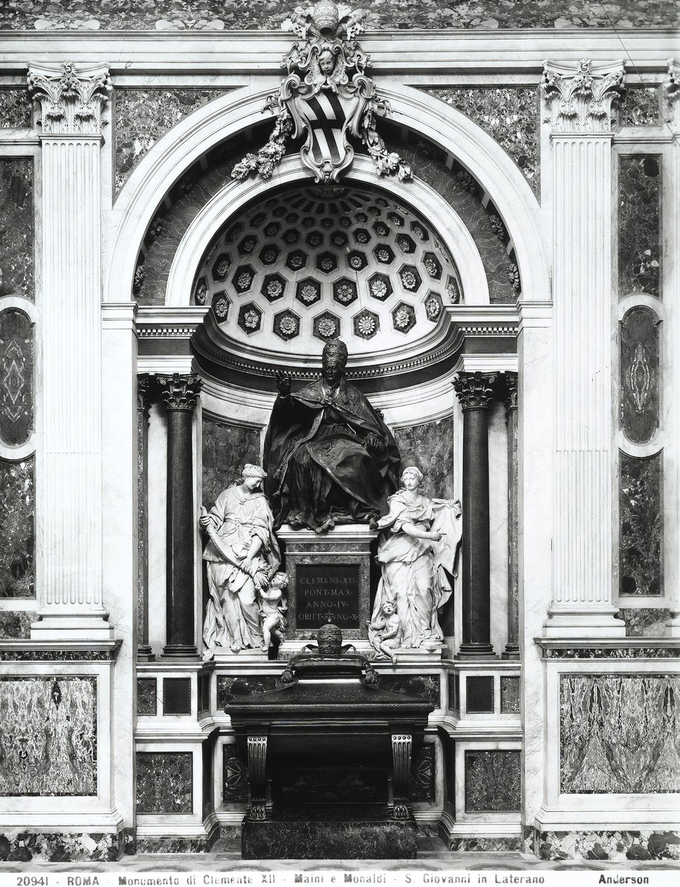 XII. Kelemen pápa (1652-1740) emlékműve porfír urnával és a Pantheon oszlopaival, Temperance (L.) és Prudence (R.) között a Corsini-kápolnában (bronz, márvány, porfír) (f/w fotó) alkotó: Italian School