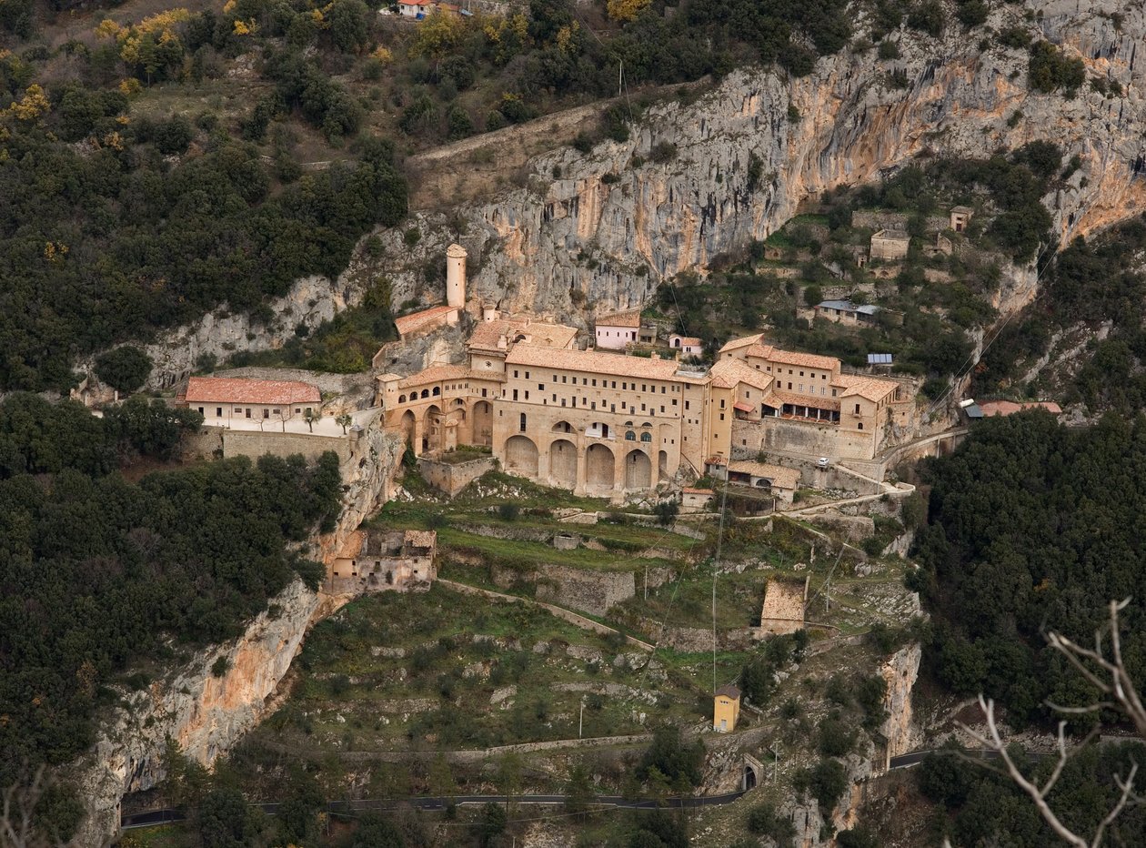 A 12. századból épült Szent Benedetto (Sacro Speco) kolostor áttekintése, Subiaco (Róma, Olaszország) alkotó: Italian School