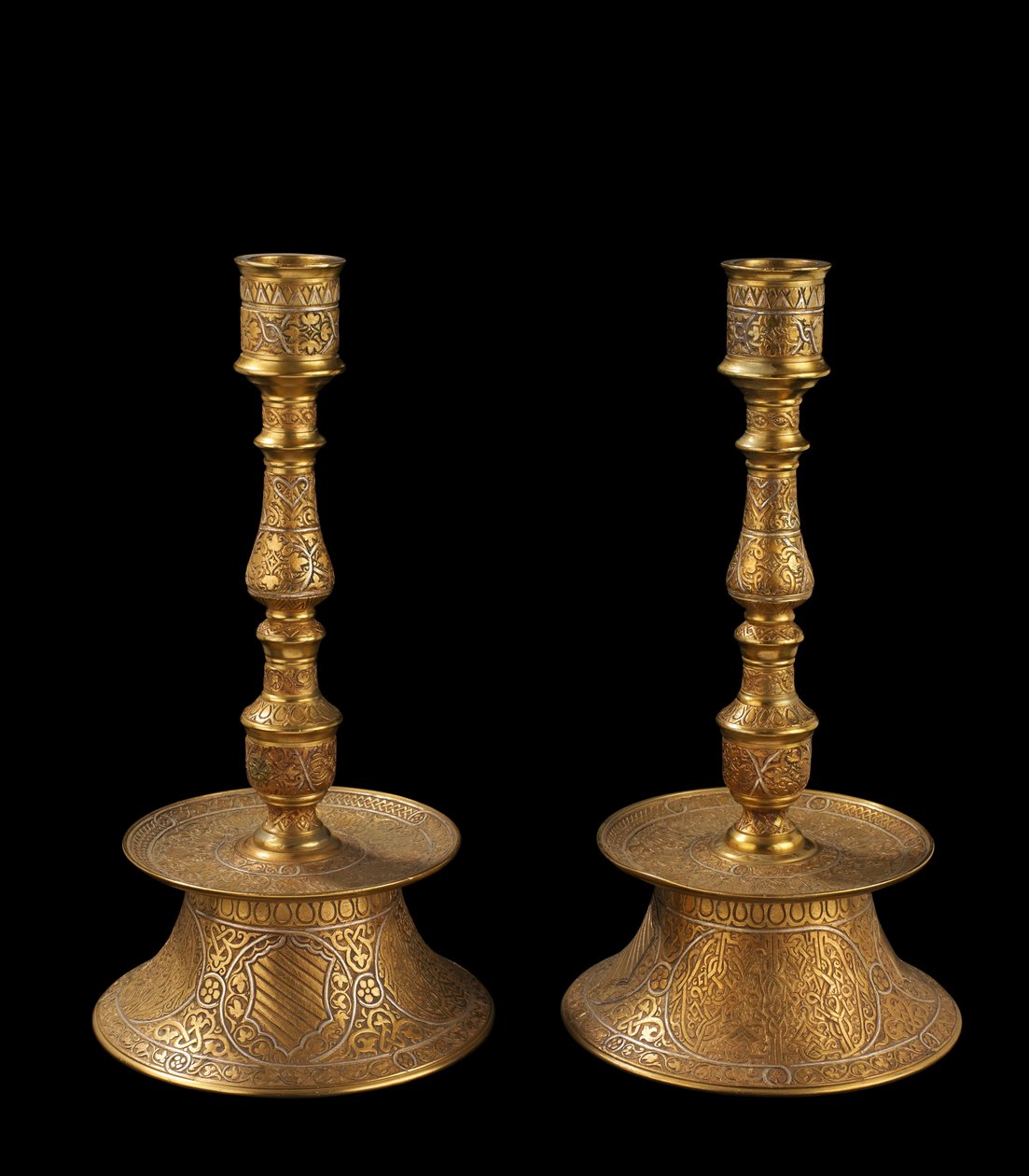 Öntött bronz gyertyatartó pár ezüst bevonattal, mindegyik címerrel, korábban "Velencei Belegnónak" és egy üres pajzzsal, 1800-99 alkotó: Italian School