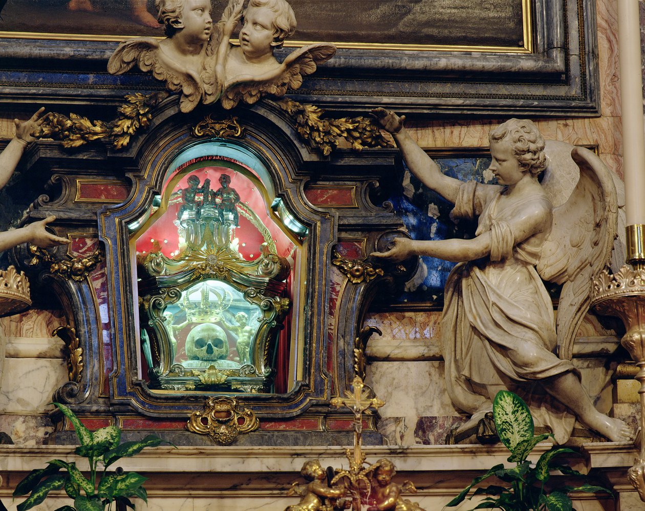Szent Aloysius Gonzaga koponyájának ereklyéje a főoltáron található alkotó: Italian School