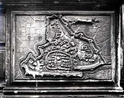 A templom homlokzatáról készült domborzati térkép, amely Modon erődvárosát mutatja a velenceiek és a törökök közötti 1645-69-es kandi háború idején, a Barbaro család megrendelésére (kő) (fekete-fehér fotó). alkotó: Italian School