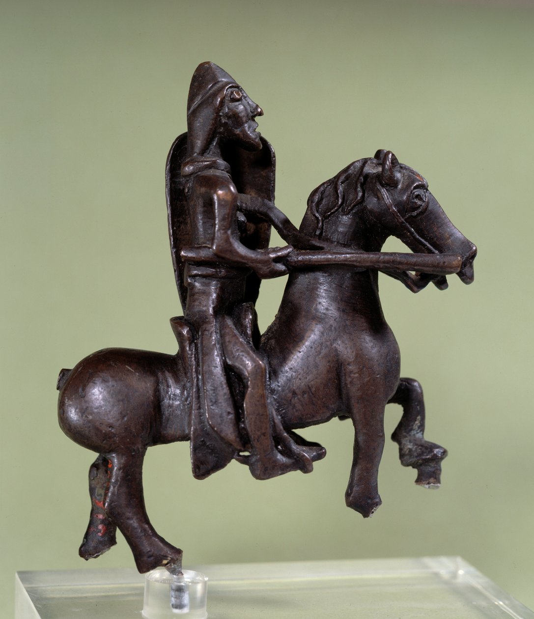 Román művészet: bronz lovag szobrocska páncéllal. Az olasz iskola bronzszobra. 11. vagy 12. század. Párizs, Louvre Múzeum alkotó: Italian School