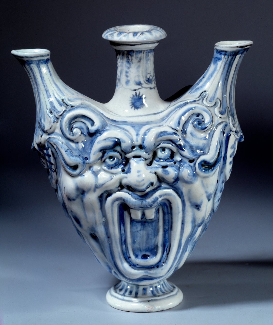 századi puha porcelánpalack, Francois II de Medicis (1544-1560) Sevres gyártmánya, porcelángyártás alkotó: Italian School