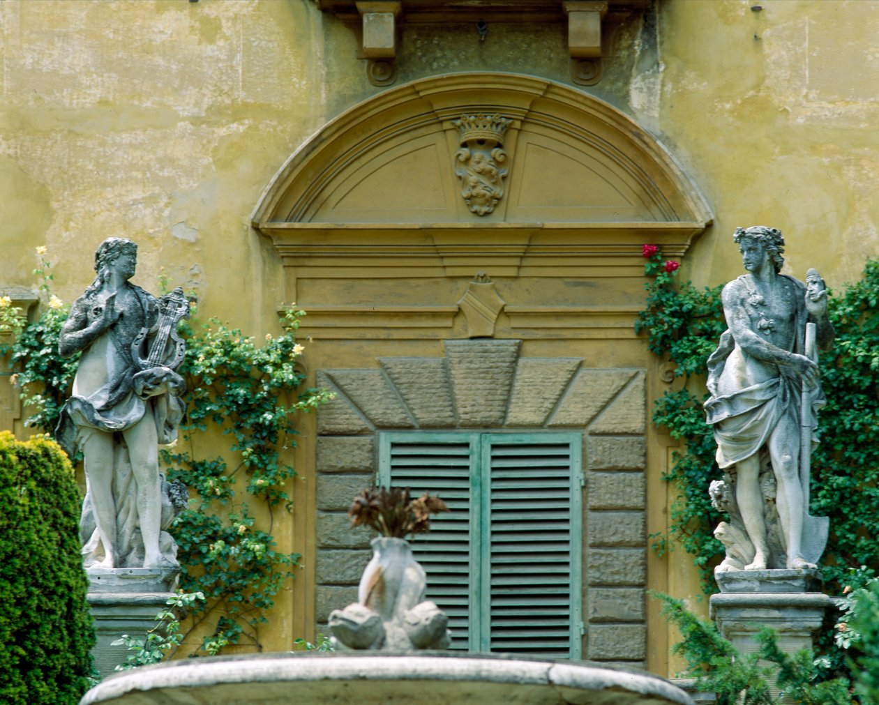 A Villa la Pietra déli homlokzata alkotó: Italian School