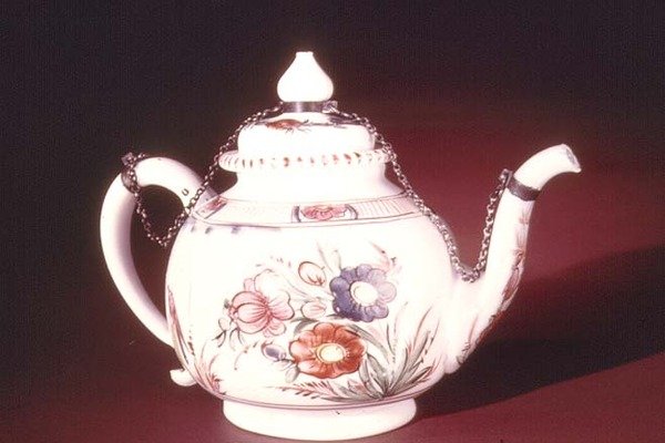 Teáskanna zománcozott virágmintával, valószínűleg velencei, 1750 körül (porcelán) alkotó: Italian School