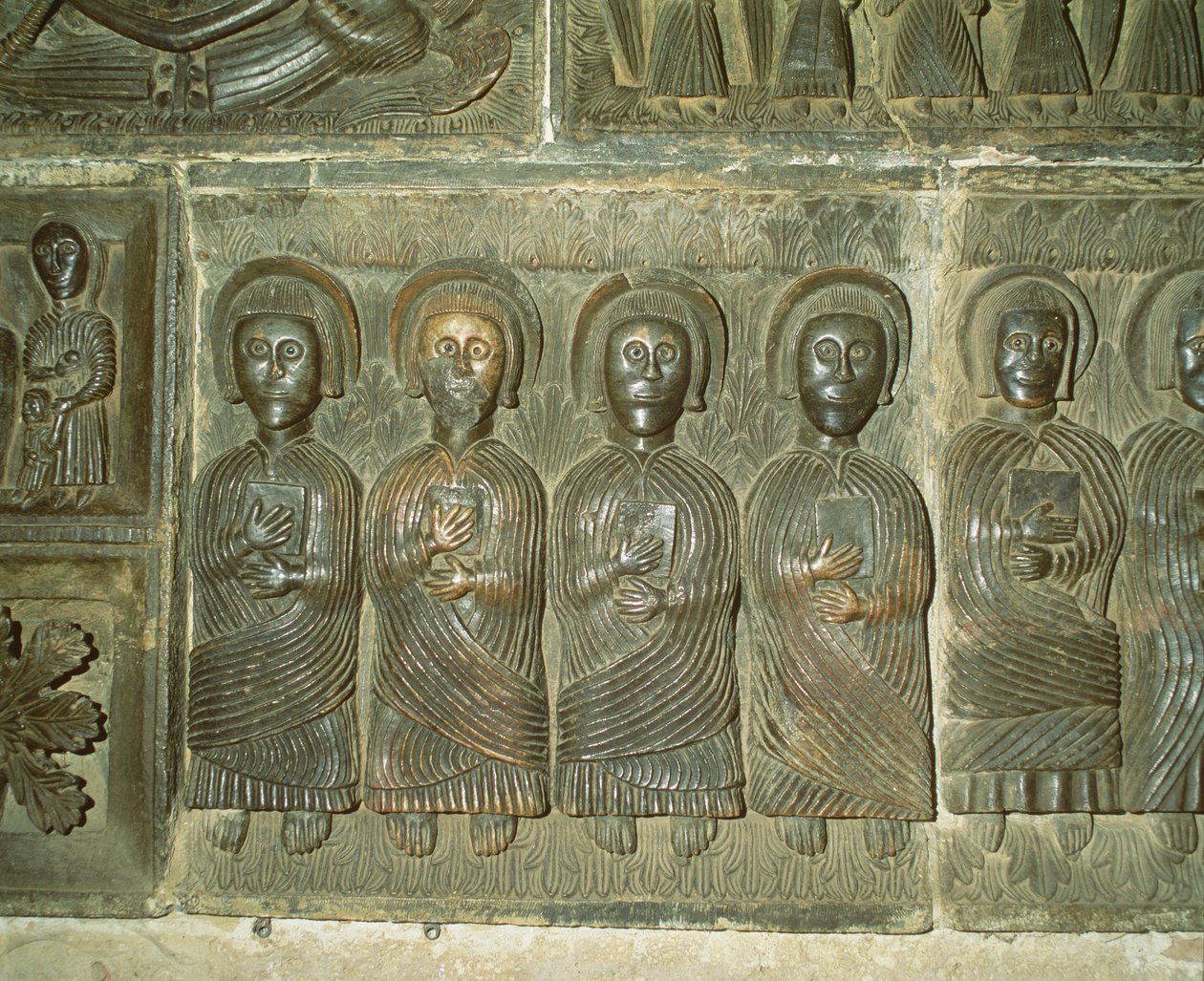Az apostolok, preromán dombormű (bronz) alkotó: Italian School