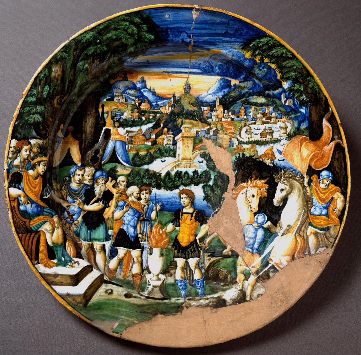 A hős, Caius Mucius Scaevola Porsennával, az etruszk királlyal szemben áll. Az olaszországi Fontana műhelyben Urbinóban gyártott kerámialemez. 1560 Firenze környékén, Museo Nazionale del Bargello alkotó: Italian School