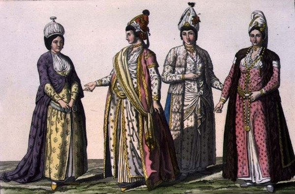 Három nő (LtoR) téli, tavaszi és nyári divatban és egy terhességi divatban, 59. tábla a „Nemzetek története” III. részének I. kötetéből, V. Raineri (akvatinta) metszetével alkotó: Italian School