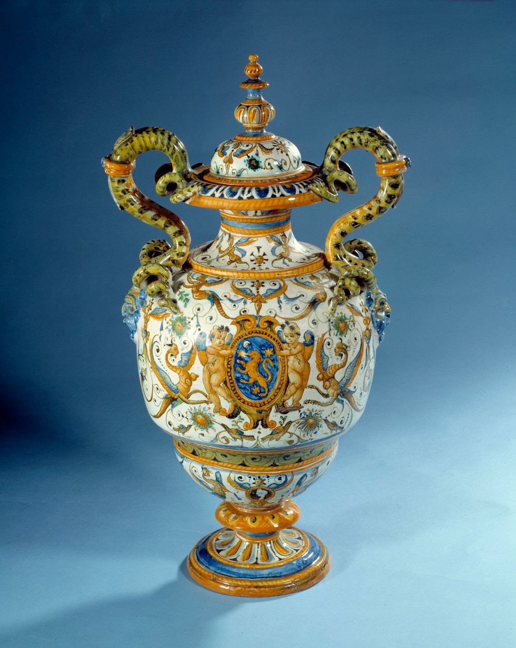 Váza csavart fogantyúval majolic (maiolica) patanazzi fajanszgyáraiban Olaszországban (XVI. század vége és 17. század) Párizs, Louvre Múzeum alkotó: Italian School