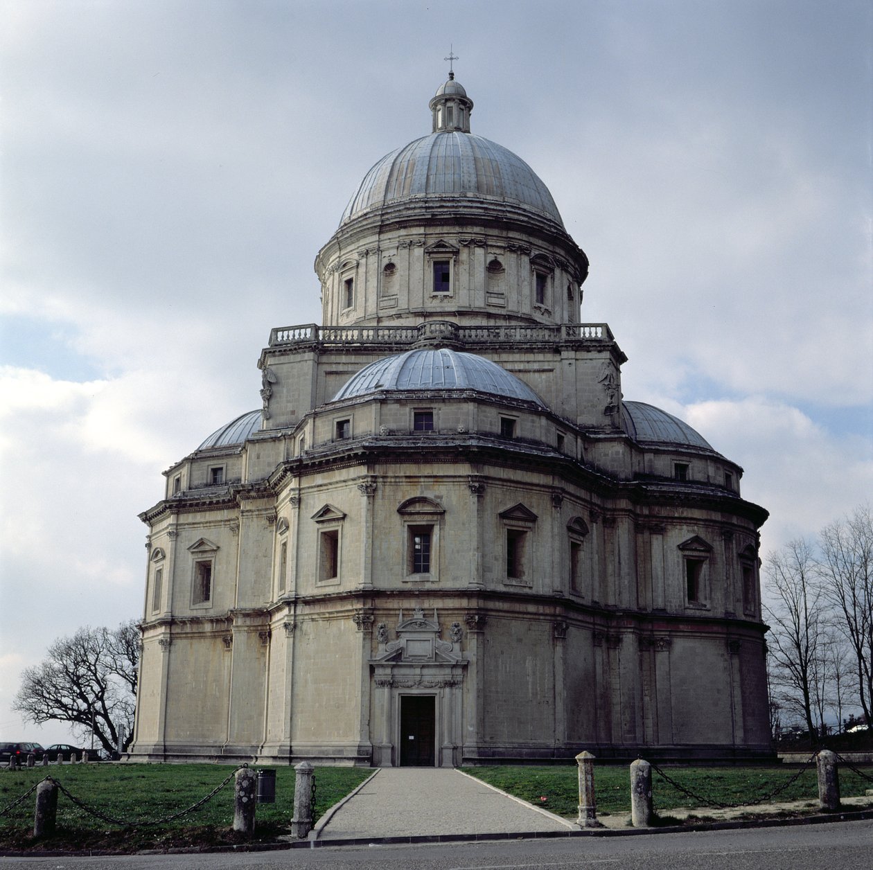 Kilátás a Santa Maria della Consolazione-ra, amelyet Cola da Caprarola tervezett, és Ambrosio Barocci és Francesco da Vita fejezte be, 1508-24 között alkotó: Italian School