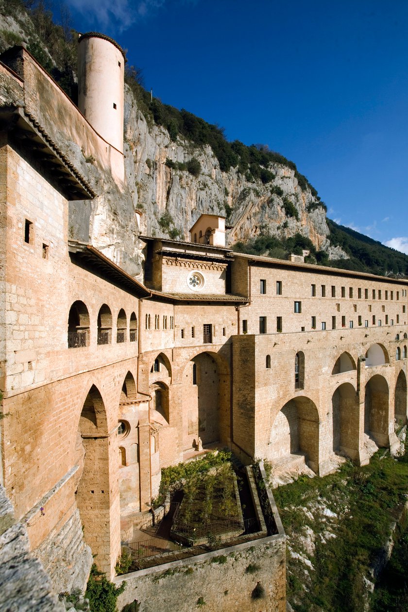 Kilátás a 12. századból épült Szent Benedetto (Sacro Speco) kolostorra, Subiaco (Róma), Olaszország alkotó: Italian School
