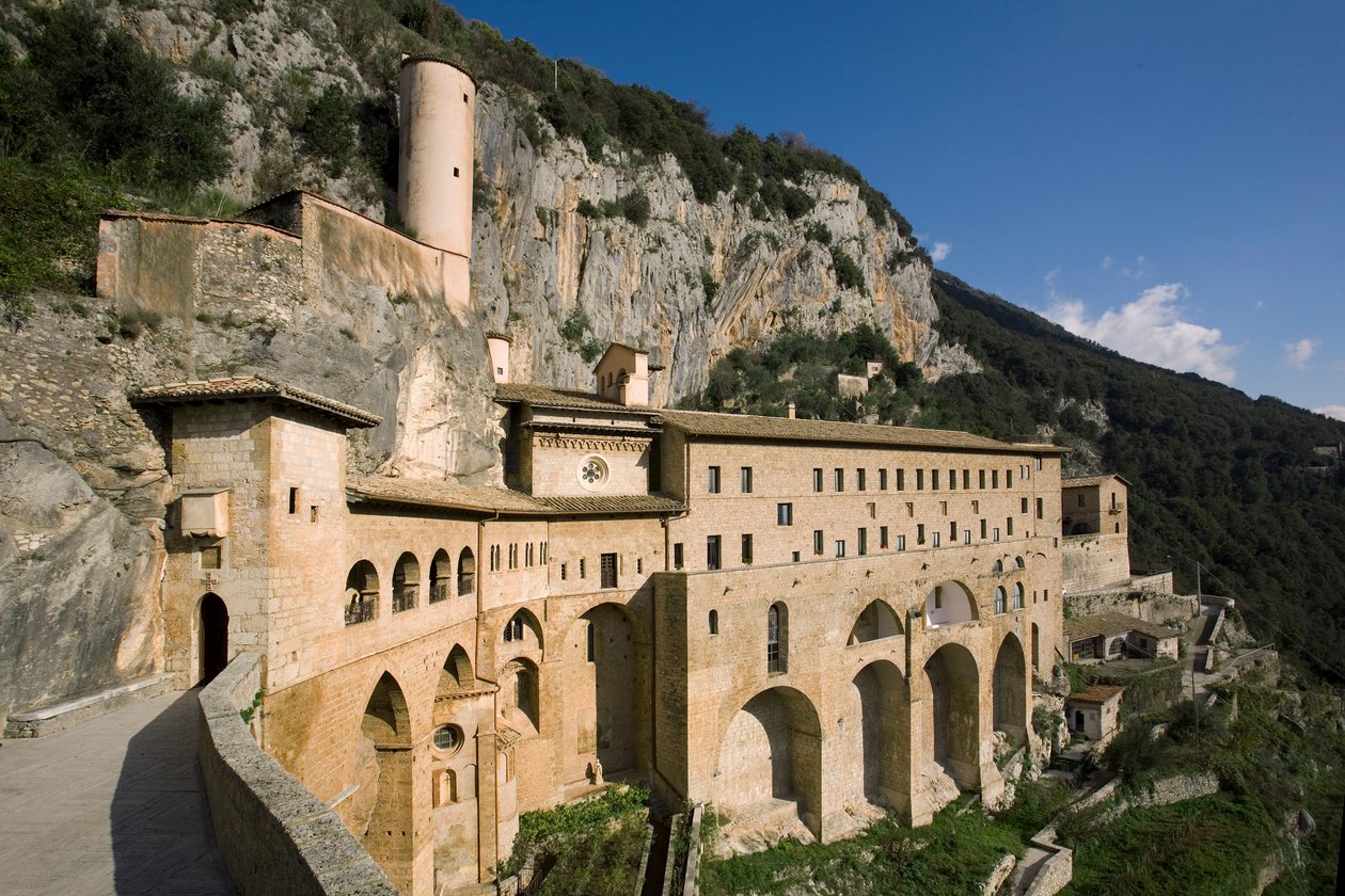 Kilátás a 12. századból épült Szent Benedetto (Sacro Speco) kolostorra, Subiaco (Róma), Olaszország alkotó: Italian School