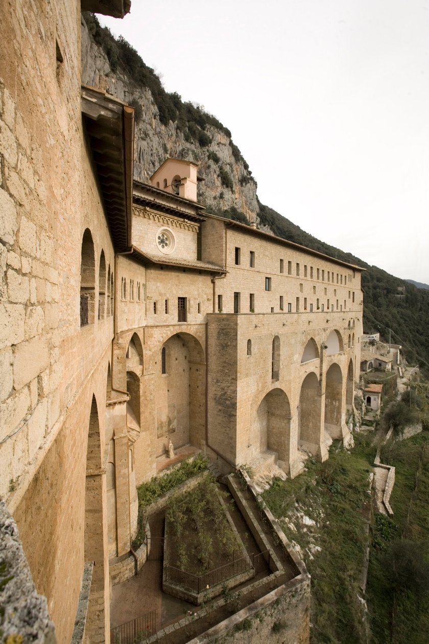 Kilátás a 12. századból épült Szent Benedetto (Sacro Speco) kolostorra, Subiaco (Róma), Olaszország alkotó: Italian School