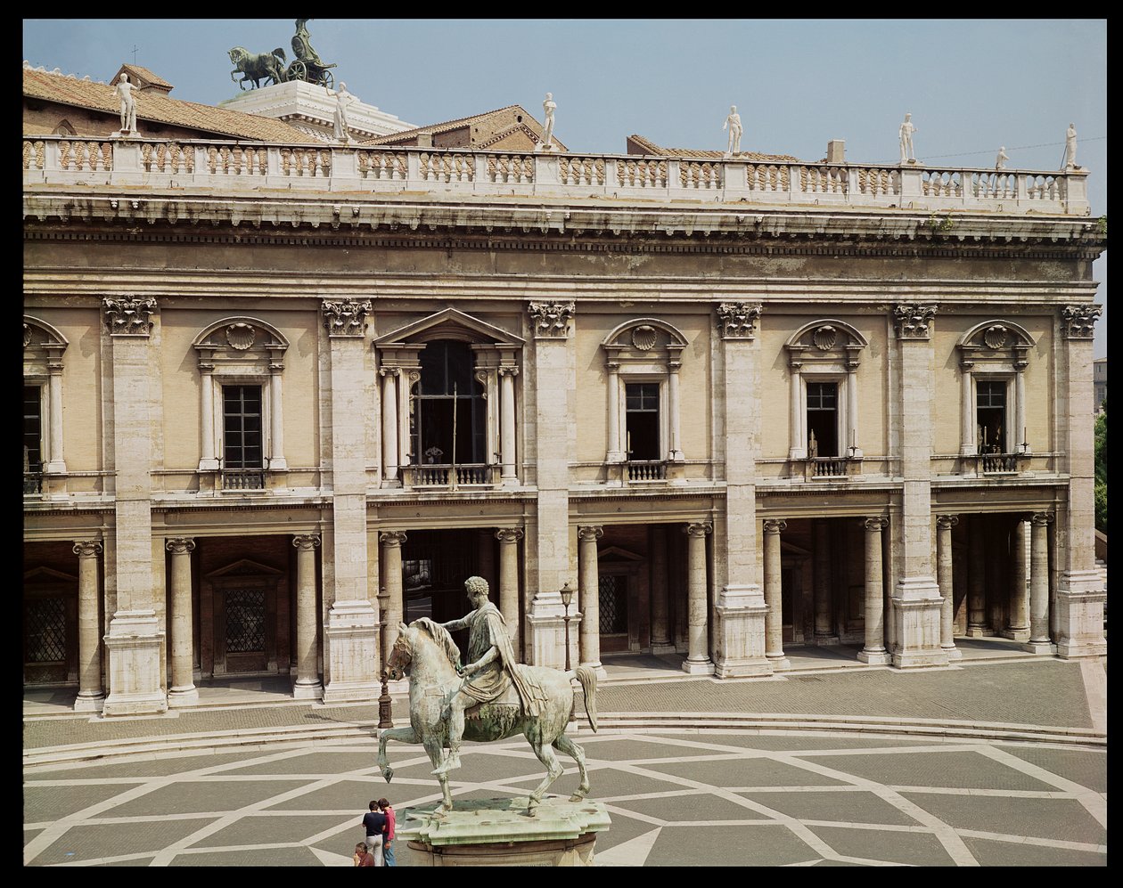Kilátás a Palazzo Nuovo-ra és Marcus Aurelius (i.sz. 121-180) lovas szobrára alkotó: Italian School