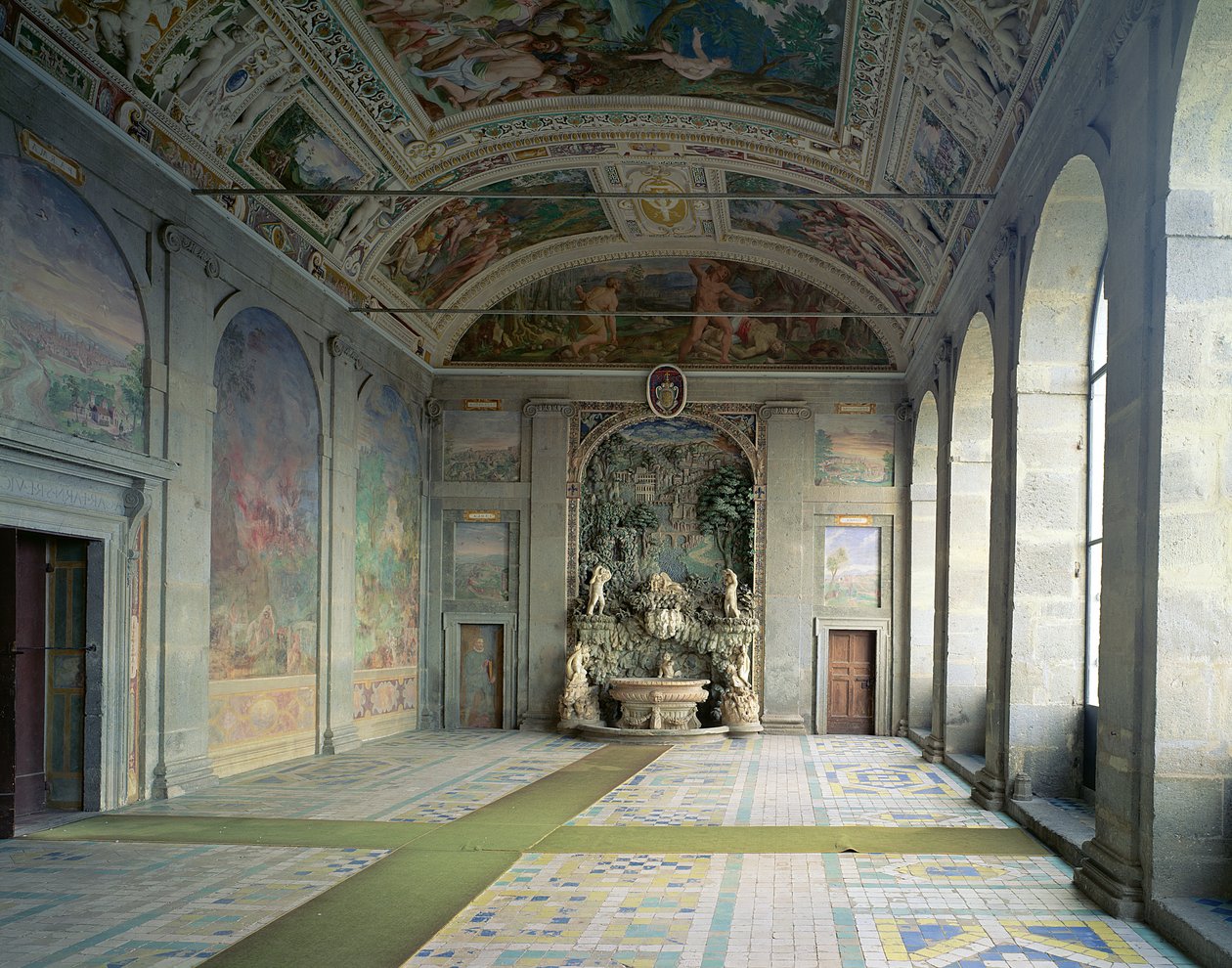 Kilátás a Sala dErcole-ra (Herkules terme) a piano nobile-n, a túlsó végén szökőkúttal (lásd: 95806), Jacopo Vignola (1507-73), freskói részben Federico Zuccaro (1540-1609) 15 alkotó: Italian School