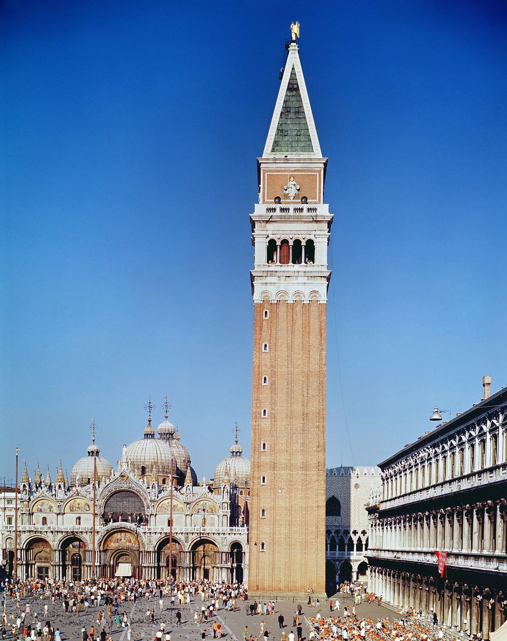 Kilátás a Campanile-ra és a San Marco-bazilikára alkotó: Italian School