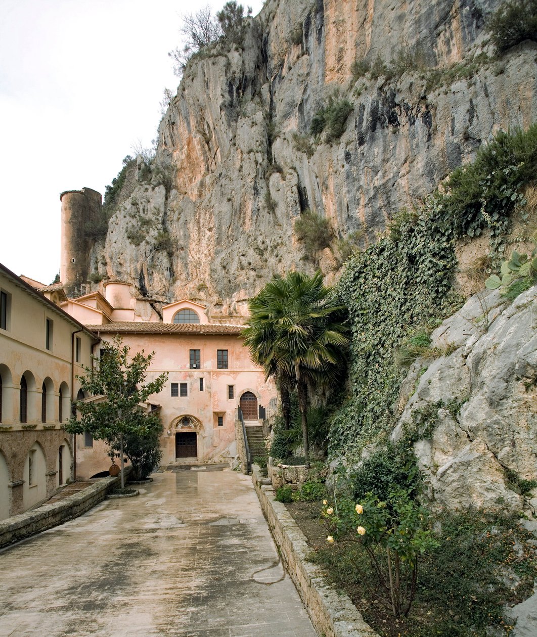 Kilátás a „Corvi” (Varjak), a 12. századból épült Szent Benedetto (Sacro Speco) kolostor udvarára, Subiaco (Róma), Olaszország alkotó: Italian School